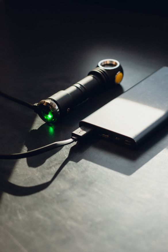 Магнитное зарядное устройство Armytek AMC-02